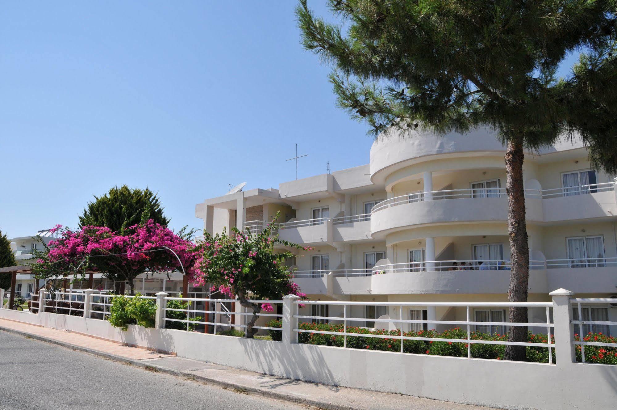 Evita Aparthotel 3*